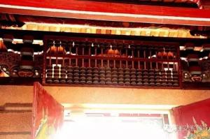 城隍廟大門頂上的大算盤，據說寓意為人算不如天算。_翔安馬巷鎮城隍路城隍廟